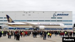 Sebuah pesawat Boeing 787-10 Dreamliner terparkir di tarmac, sedangkan para tamu bersiap untuk upacara pengiriman ke Singapore Airlines di pabrik Boeing South Carolina, di North Charleston, AS, 25 Maret 2018. 