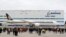 Sebuah pesawat Boeing 787-10 Dreamliner terparkir di tarmac, sedangkan para tamu bersiap untuk upacara pengiriman ke Singapore Airlines di pabrik Boeing South Carolina, di North Charleston, AS, 25 Maret 2018. 