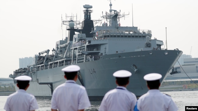 英国皇家海军“海神之子”号船坞登陆舰抵达东京晴海港。（2018年8月3日）