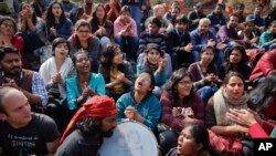 Etudiants indiens scandant des slogans lors d'une manifestation à l'Université Jawaharlal Nehru à New Delhi , en Inde, le mardi 16 février 2016