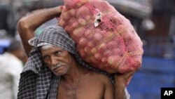 인도 잠무시에서 짐을 옮기는 노인. 인도의 지난해 경제성장률은 5%로 10년 내 가장 둔화된 모습을 보였다. (자료사진)