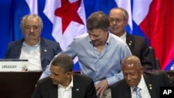 Presiden Obama (depan kiri) bersama para pemimpin benua Amerika saat menghadiri KTT di Cartagena, Kolombia (14/4).