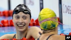 Katie Ledecky của Mỹ, trái, và Tamsin Cook của Australia tại Olympic Rio, Brazil, 11/8/2016.