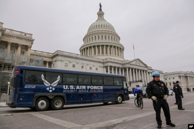 Xe buýt Air Force chờ bên ngoài Điện Capitol sau khi Tổng thống Donald Trump gửi thư nói bà không thể dùng máy bay quân sự đi công tác nước ngoài vì chính phủ đang đóng cửa, ngày 17 tháng 1, 2019, Washington.
