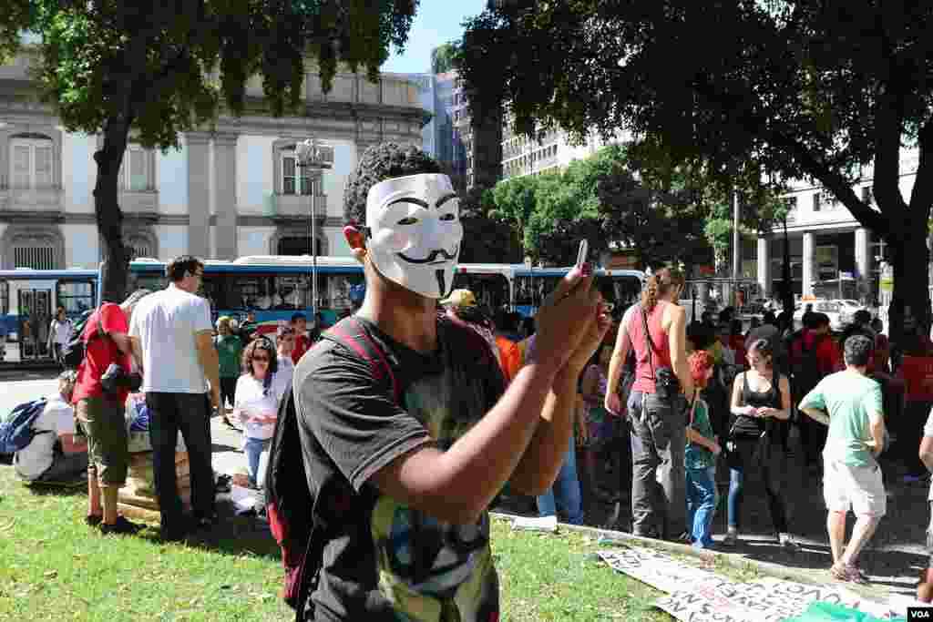 Assim como em São Paulo, o Rio de Janeiro também se manifestou contra o Mundial, Brasil, Junho 12, 2014. (Brian Allen/VOA)