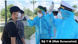 Việt Nam đang lo ngại nguy cơ dịch COVID-19 xâm nhập trở lại trong cộng đồng trong lúc Campuchia và các nước láng giềng đang có số ca nhiễm tăng cao kỷ lục.