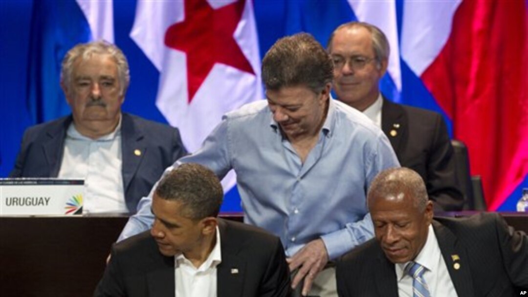 Presiden Obama (depan kiri) bersama para pemimpin benua Amerika saat menghadiri KTT di Cartagena, Kolombia (14/4).