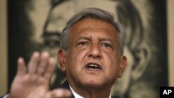 El candidato del PRD, Andres Manuel Lopez Obrador, insiste en no reconocer el resultado electoral tras las denuncias de compra de votos.