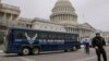 Sebuah bus Angkatan Udara menunggu di pelataran gedung Capitol setelah Presiden Donald Trump menggunakan wewenang eksekutifnya untuk tidak memberikan pesawat militer kepada Ketua DPR Nancy Pelosi sebelum dia melakukan lawatan ke luar negeri, Capitol Hill, Washington, 17 Januari 