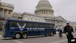 Sebuah bus Angkatan Udara menunggu di pelataran gedung Capitol setelah Presiden Donald Trump menggunakan wewenang eksekutifnya untuk tidak memberikan pesawat militer kepada Ketua DPR Nancy Pelosi sebelum dia melakukan lawatan ke luar negeri, Capitol Hill, Washington, 17 Januari 