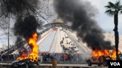 Demonstrasi kelompok oposisi di Tirana, Albania yang berakhir dengan kerusuhan, Jumat 21 Januari 2011.
