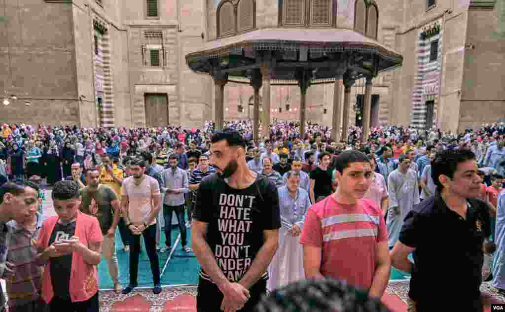 More than 3,000 Muslim worshipers gathered for the prayers of Eid Al-Adha&#160;at the ancient mosque of Sultan Hassan in Old Cairo.&#160;(H. Elrasam/VOA)