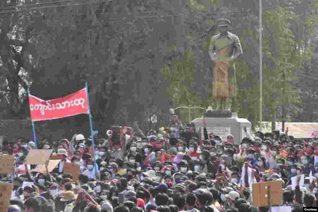 စစ်အာဏာသိမ်းဆန့်ကျင်သူ ကျောက်ပန်းတောင်းမြို့ခံတို့ရဲ့ ဆန္ဒပြ မြင်ကွင်း။ (ဓာတ်ပုံ - CJ - ဖေဖော်ဝါရီ ၀၈၊ ၂၀၂၁)
