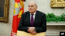 El jefe de gabinete de la Casa Blanca, John Kelly, observa cómo el presidente Donald Trump habla en una ceremonia en la Oficina Oval, el viernes 16 de noviembre de 2018.