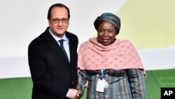 François Hollande et Nkosazana Dlamini-Zuma, présidente de la Comission de l'Union africaine, le 30 novembre 2015 au Bourget. (Loic Venance/Pool Photo via AP)