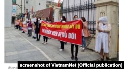 Ảnh tư liệu - Nhân viên bệnh viện Tuệ Tĩnh biểu tình phản đối ở Hà Nội vì bị nợ lương suốt 8 tháng