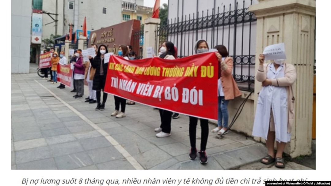 Ảnh tư liệu - Nhân viên Bệnh viện Tuệ Tĩnh phản đối việc bị chậm trả lương suốt 8 tháng. 