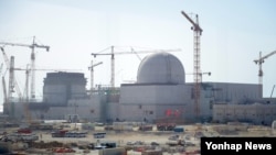 한국전력이 아랍에미리트(UAE) 바라카에 짓고 있는 한국형 원전 1호기 원자로(가운데)와 2호기 원자로(왼쪽). (한국전력 제공) 