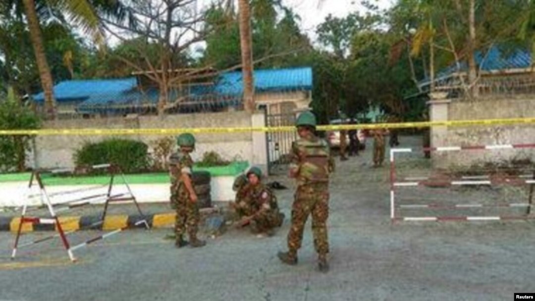 Tiga ledakan bom mengguncang kota Sittwe, Myanmar, mencederai seorang polisi (24/2). 