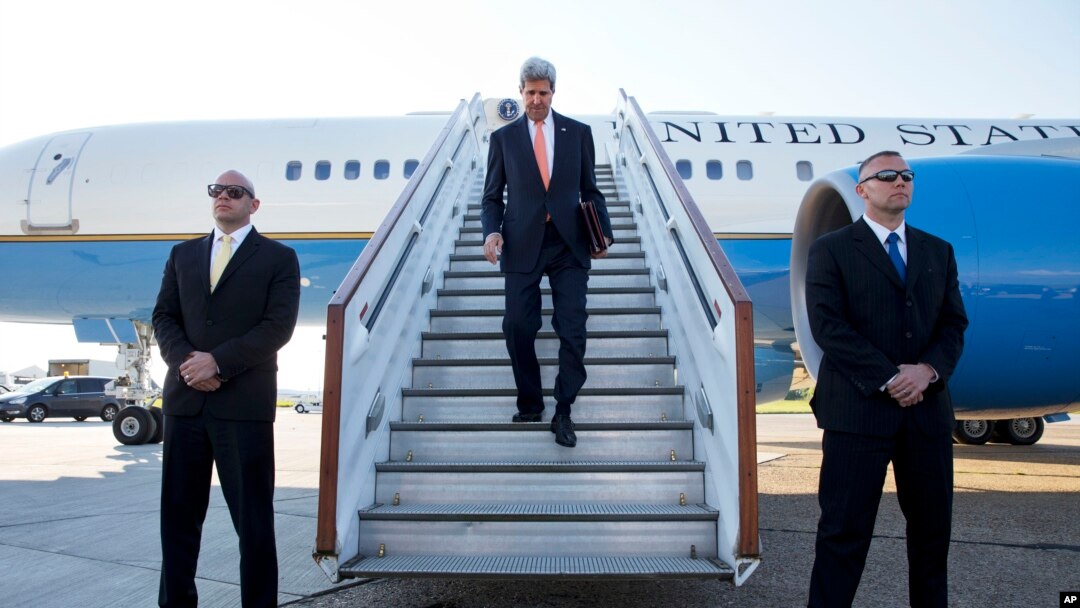 AQSh Davlat kotibi Jon Kerri Suriyaga oid anjumanda ishtirok etish uchun Londonga yetib keldi, 14-may, 2014-yil.