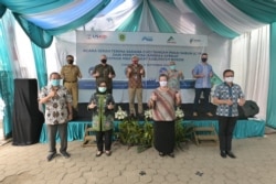 Foto bersama usai acara serah terima fasilitas cuci tangan dengan sabun kepada Kabupaten Bogor, Jawa Barat, 10 September 2020. (Foto: USAID)