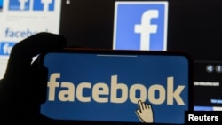 La red social Faceboook cerrará las cuenta de Facebook o Instagram que promocionen al grupo QAnon, conocido por difundir teorías conspirativas en Estados Unidos..