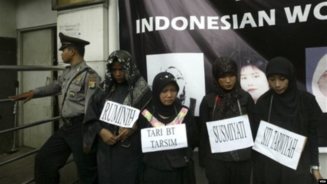 Demonstrasi menentang penyiksaan TKI di Arab Saudi, di depan Kedutaan Arab Saudi di Jakarta. (Foto: Dok)
