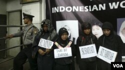 Demonstrasi menentang penyiksaan TKI di Arab Saudi, di depan Kedutaan Arab Saudi di Jakarta. (Foto: Dok)