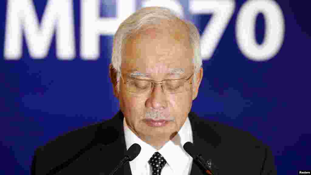 Selon le Premier ministre malaisien, Najib Razak, le fragment d&#39;aile retrouvé sur une plage de l&#39;île de la Réunion provient bien du Boeing 777 de la Malaysia Airlines qui assurait le vol MH370, 5 août 2015.