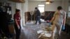Porodica procenjuje štetu u svojoj kući u Hjustonu nakon poplava