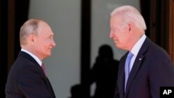 Foto Achiv: Prezidan Joe Biden ak Prezidan Ris la Vladimir Putin, anvan yon rankont nan 'Villa la Grange' nan Jenev an Suis, 16 Jyen 2021.