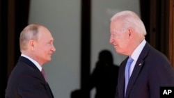 Rais wa Russia Vladimir Putin kushoto, na mwenzake wa Marekani Joe Biden