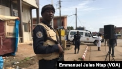 Un policier d’une unité spéciale à Bamenda, Cameroun, le 20 mai 2018. (VOA/Emmanuel Jules Ntap)