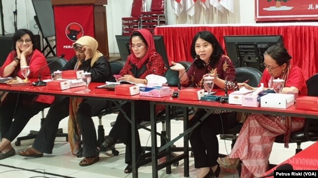 Linda Bustan, salah satu pembicara dalam diskusi mengenai peran perempuan di kantor DPD PDI Perjuangan Jawa Timur. (Foto: Petrus Riski/VOA)