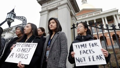 Sheila Vo (đầu tiên từ phải) cùng những người Mỹ gốc Á khác trong Uỷ ban người Mỹ gốc Á của tiểu bang Massachusetts biểu tình bên ngoài toà quốc hội tiểu bang ở Boston hôm 12/3, để phản đối sự kỳ thị và thông tin sai lệch nhắm vào cộng đồng người Á ở Mỹ giữa đại dịch COVID-19.