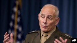  Gen. John Kelly akizungumza na wanahabari kwenye jengo la Pentagon Jumatano 