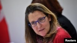 Chrystia Freeland, ministra de Relaciones Exteriores de Canadá, habló por teléfono con su homólogo estadounidense, el secretario de Estado Mike Pompeo, el martes 17 de septiembre de 2019. Foto de archivo.