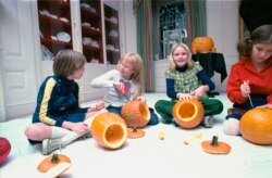 Amy Carter rayakan ulang tahun ke-10 dengan kompetisi ukir labu bersama teman-temannya.