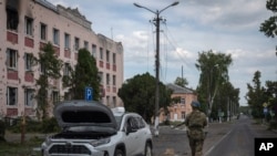 Beyaz Saray Ulusal güvenlik sözcüsü John Kirby geçen hafta Rusya’nın Kursk bölgesinde bin Kuzey Kore askerinin öldüğünü ya da yaralandığını ve Kuzey Kore güçlerinin ağır kayıplar verdiğini söylemişti.
