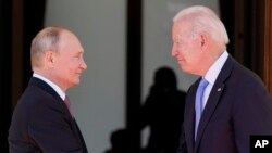 Foto Achiv: Prezidan Joe Biden ak Prezidan Ris la Vladimir Putin, anvan yon rankont nan 'Villa la Grange' nan Jenev an Suis, 16 Jyen 2021.