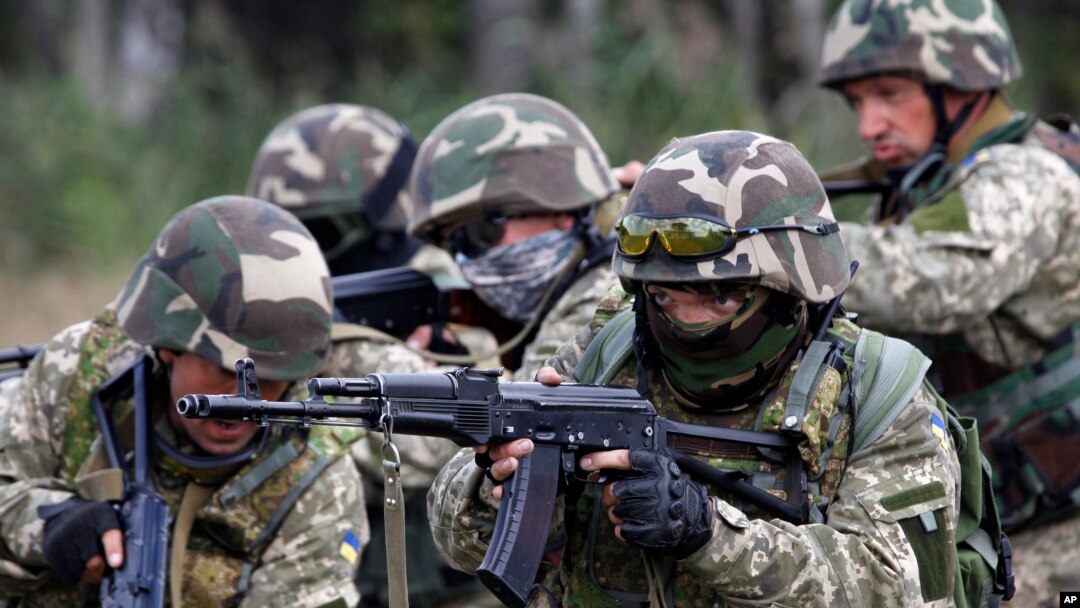 Tentara Ukraina dalam pelatihan militer di luar Zhytomyr, sekitar 150 kilometer dari sebelah barat Kyiv (11/9). (AP/Sergei Chuzavkov)