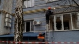 Рабочие сваривают газовую трубу, поврежденную в результате атаки беспилотника, в Киевской области 24 января 2025 года.