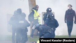 Polisi anti huru-hara menangkap pemrotes dalam aksi unjuk rasa di Strasbourg, Perancis, 27 April 2019. (Foto: dok).