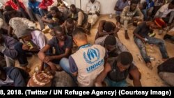 Seorang petugas UNHCR mendata para migran Afrika di Libya (foto: dok).