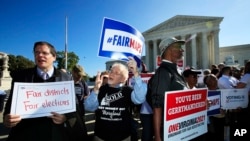 示威者在华盛顿市联邦最高法院外举行集会要求公平选举（2017年10月3日）