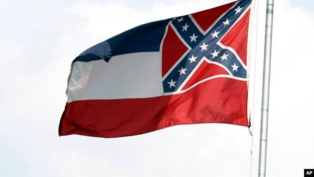 La bandera estatal de Mississippi fue removida del campus Oxford de la Universidad de Mississippi debido a recalmos de estudiantes porque incluye el símbolo confederado.