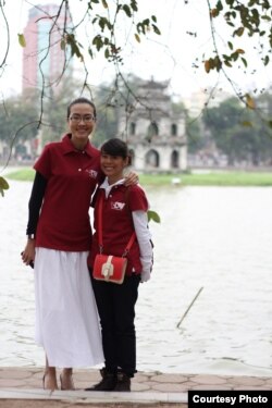 Thảo Nguyên và một thành viên của YDV tại Hà Nội