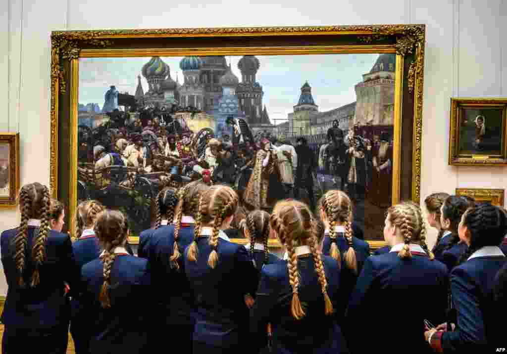  Schoolgirls look at &quot;The Morning of the Streltsy Execution&quot; by Russian painter Vasily Surikov exhibited at The State Tretyakov Gallery in Moscow, Russia, Feb. 26, 2019.