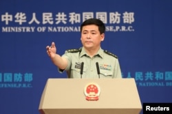 2017年5月25日中国国防部发言人任国强在北京出席新闻发布会。（中国日报提供给路透社的图片）