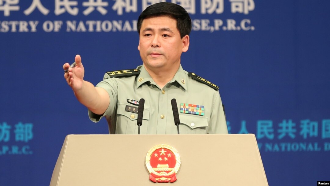 Juru bicara Departemen Pertahanan China Ren Guoqiang memberikan keterangan pers di Beijing (foto: dok). 